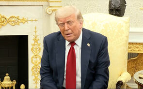 Trump ameaça Rússia com tarifas secundárias de 100%