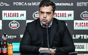 Conferência de imprensa com patrocínios de marcas
