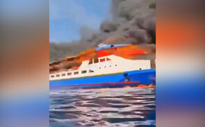 Passageiros atiram-se ao mar para escapar a barco em chamas na Indonésia
