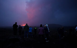Turistas surpreendidos com a 'magia' das erupções vulcânicas na Islândia  