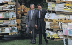 A foto com milhões de regulamentações empilhadas nos jardins da Casa Branca ficou famosa, quando foi apresentado o plano de reforma do Estado. 
