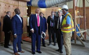 Trump visita obras da Reserva Federal e comenta política de juros com Powell
