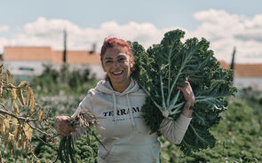 Anna, chef executiva do Terramay, mostra colheita no Alentejo