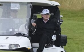 Trump vai reunir-se com Von der Leyen para discutir tarifas entre EUA e União Europeia.