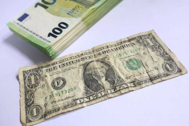 Agressividade de Trump mantém dólar em xeque