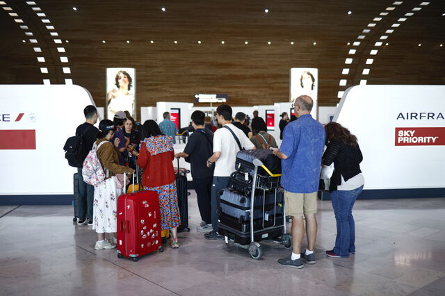 Greve de controladores aéreos em França afeta dezenas de milhares de viajantes