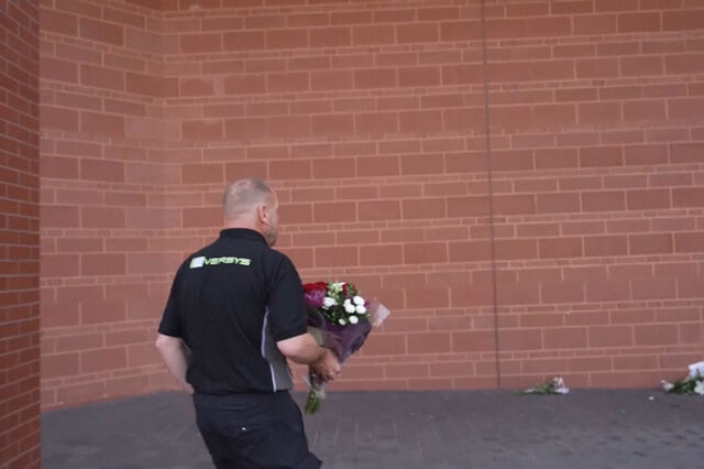 Adeptos do Liverpool prestam sentida homenagem a Diogo Jota junto ao estádio