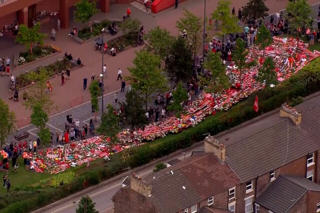 Imagens de drone mostram as homenagens em honra de Diogo Jota no exterior do estádio do Liverpool