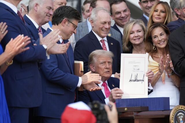 Mega plano orçamental foi promulgado por Trump