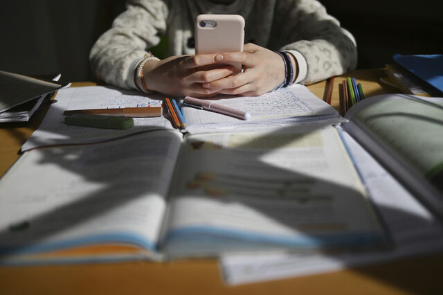 Smartphones proibidos nas escolas, mas com exceções. O que está em causa? 