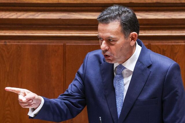 Governo volta atrás no calendário para sucessão de Centeno no BdP