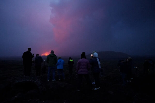 Turistas surpreendidos com a 'magia' das erupções vulcânicas na Islândia