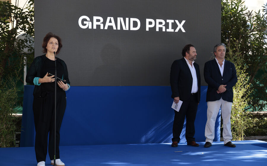 Patrícia Weiss no palco da cerimónia com o humorista e comunicador Eduardo Madeira e com o diretor geral comercial da Medialivre, Luis Ferreira