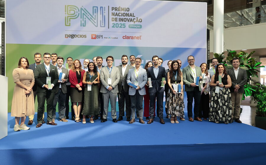 Vencedores da 3.ª edição do Prémio Nacional de Inovação com os parceiros da iniciativa, na Nova SBE