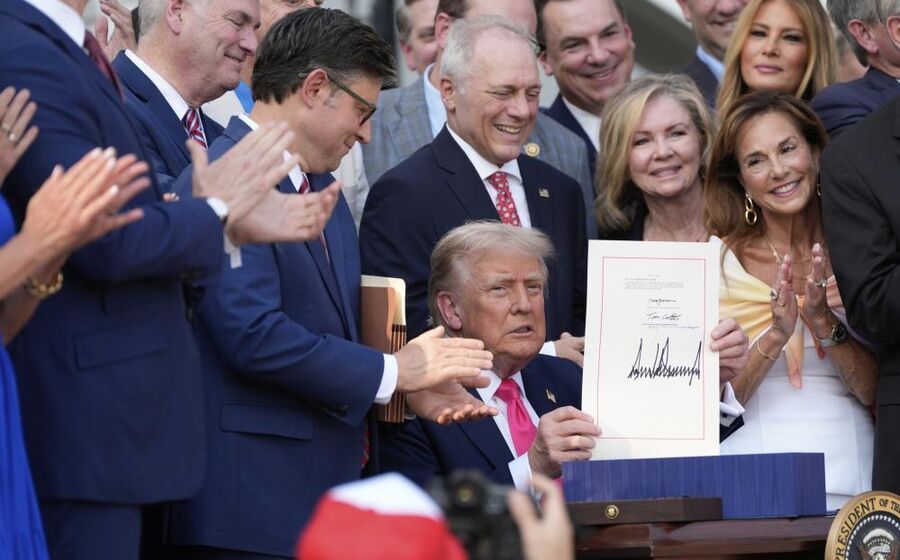 Trump assina diploma orçamental na Casa Branca