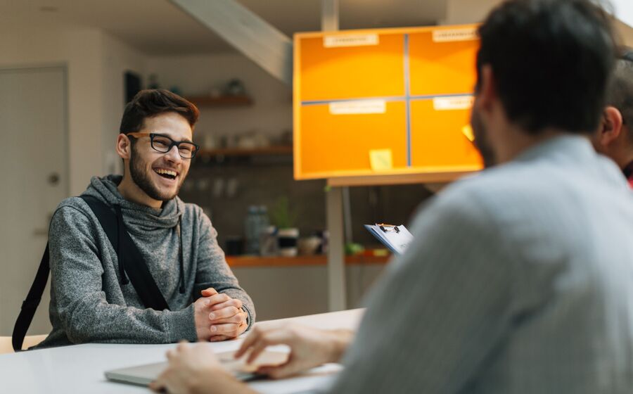 Recrutadores revelam critérios de seleção para jovens talentos no mercado de trabalho.
