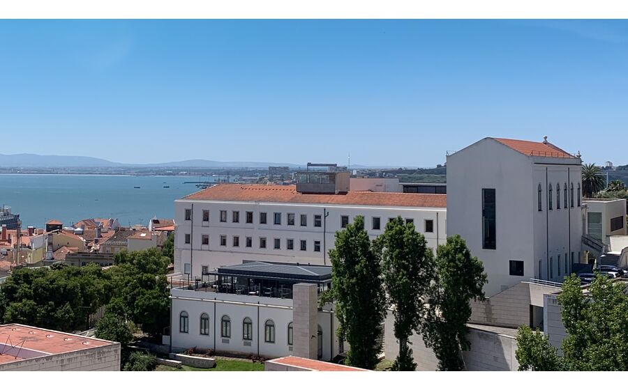 João Duque explora o impacto do ISEG no ensino de economia e gestão em Portugal.

