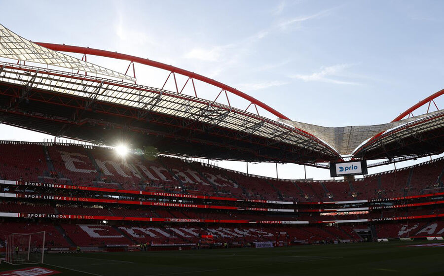 Estádio do Sport Lisboa e Benfica com publicidade