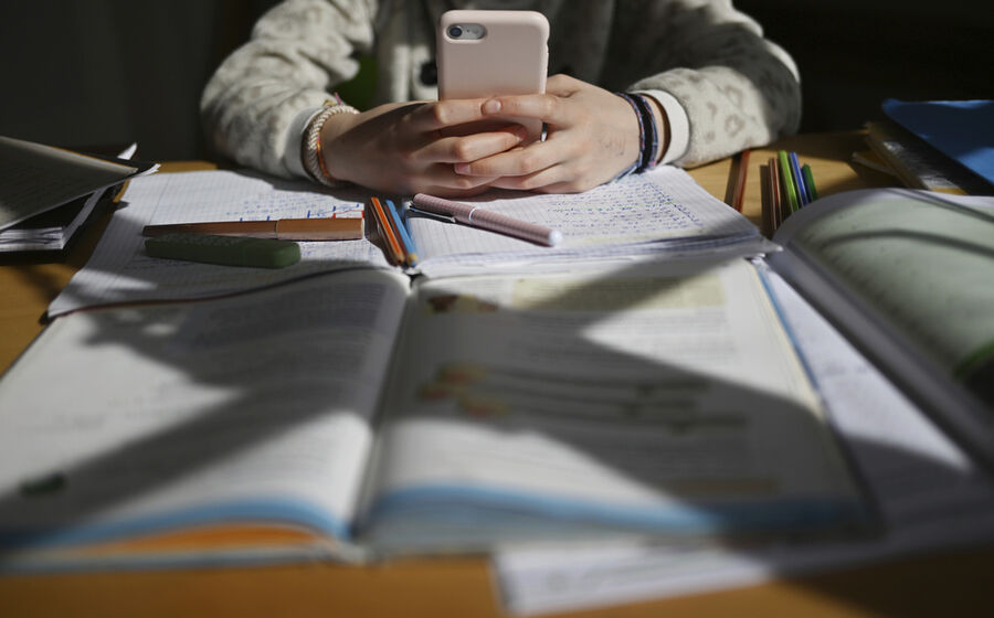 Governo proibe smartphones nas escolas até ao 6.º ano, com algumas exceções.