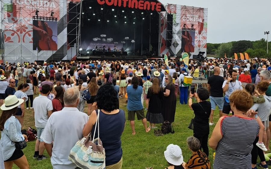 Multidão assiste a concerto no festival Continente