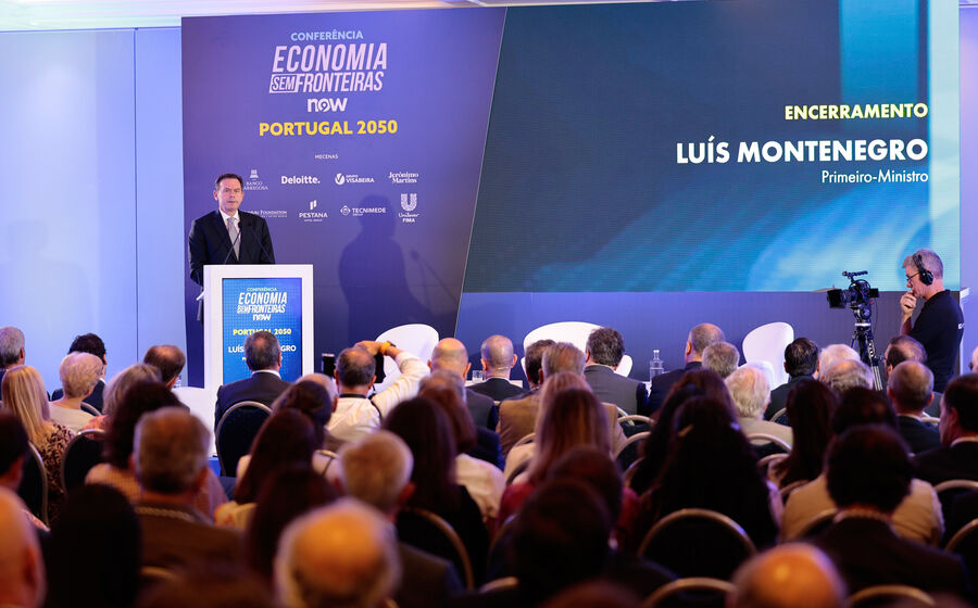 Luís Montenegro discursa na conferência Economia Sem Fronteiras, em Portugal