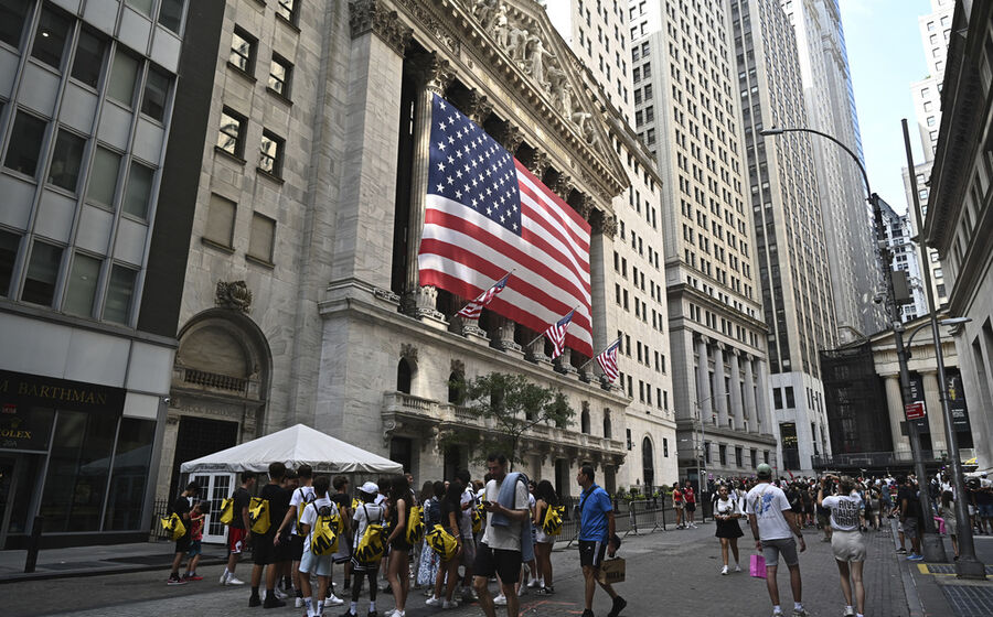 Wall Street reage a tarifas sobre a UE e México, em véspera de resultados