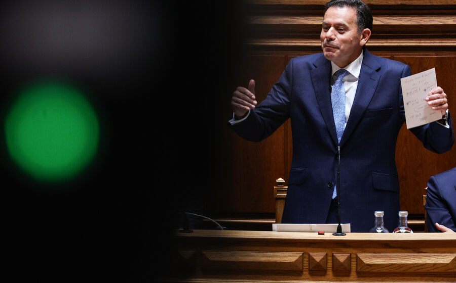 Luís Montenegro respondeu à deputada Mariana Leitão da Iniciativa Liberal, que defende a venda total da TAP.