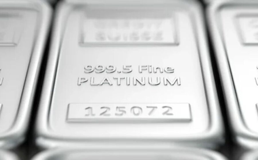 Platina atinge máximos de uma década, enquanto ouro caminha para fechar semana em baixa