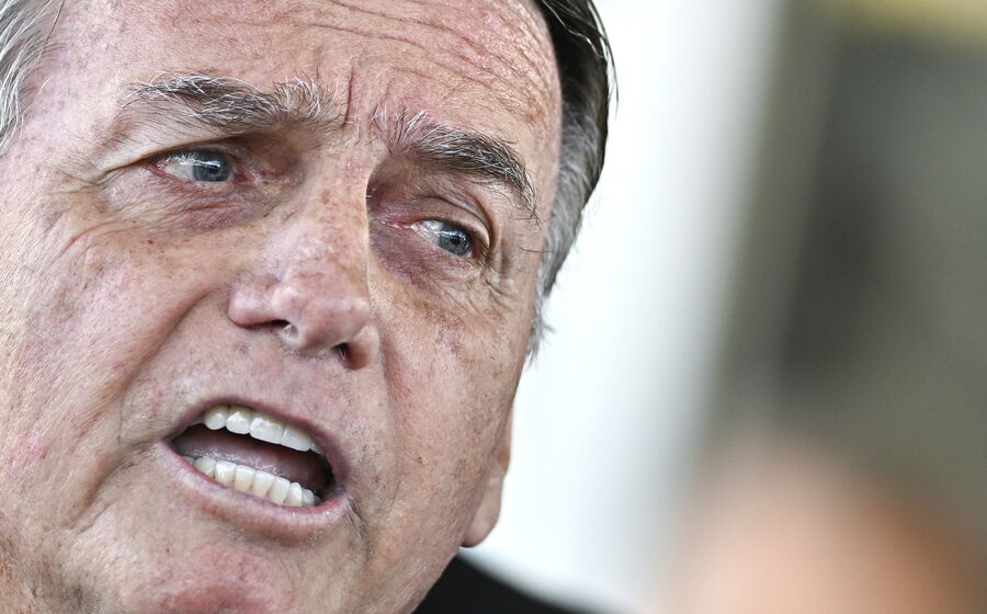 Bolsonaro alvo de medidas restritivas por risco de fuga, após operação da Polícia Federal