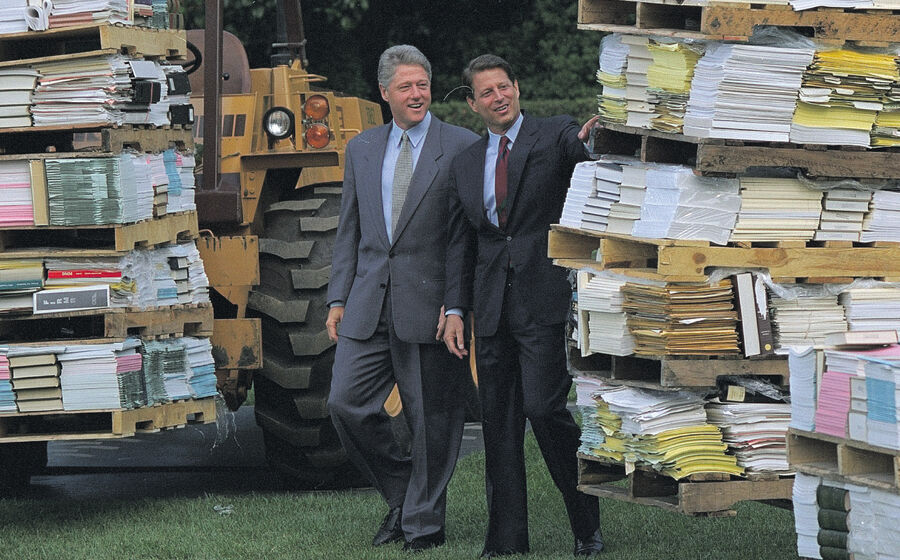 A foto com milhões de regulamentações empilhadas nos jardins da Casa Branca ficou famosa, quando foi apresentado o plano de reforma do Estado. 