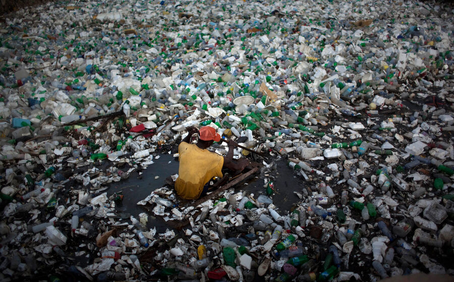 Boa parte dos materiais desperdiçados anualmente acaba em aterros, mas a natureza também sofre o impacto.