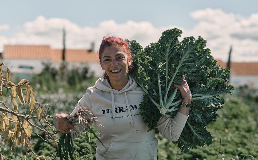 Anna, chef executiva do Terramay, mostra colheita no Alentejo