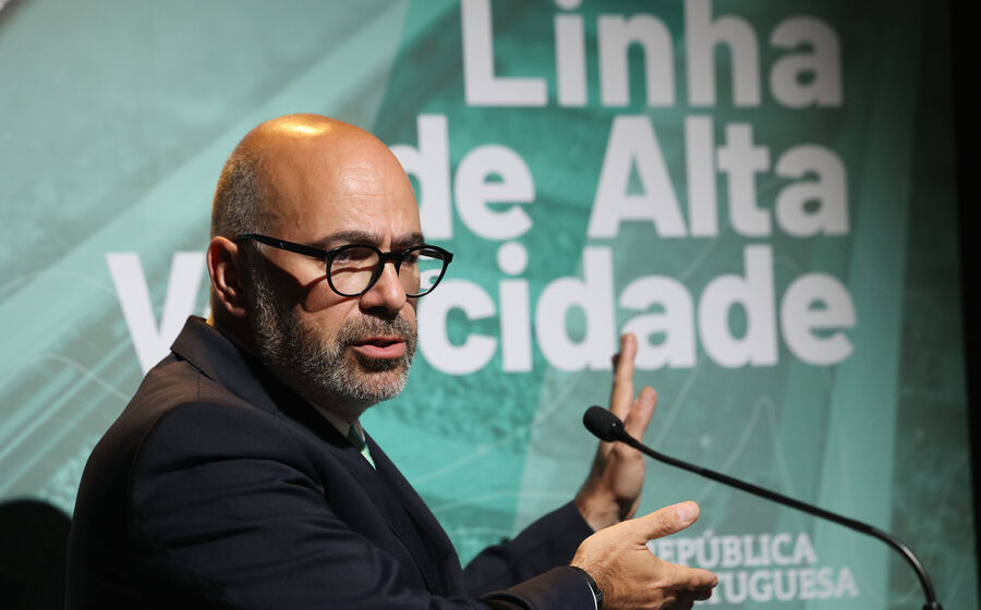 O Governo aprovou em dezembro o relançamento do concurso para o segundo troço da linha Lisboa-Porto. 