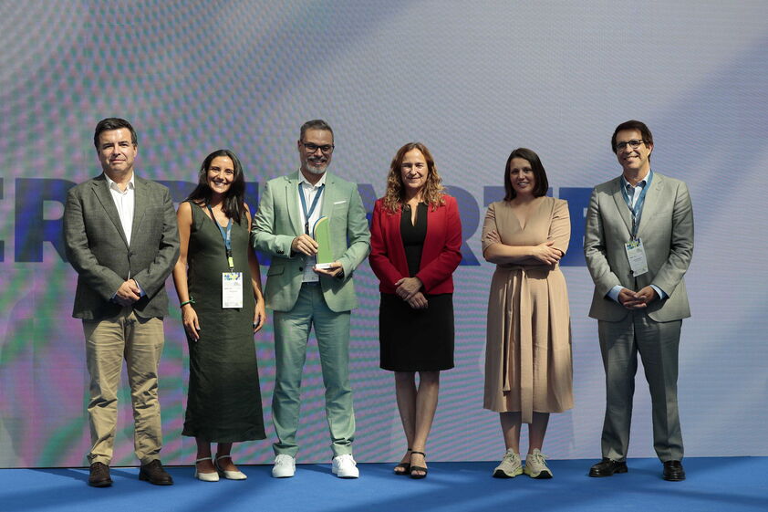 Vencedores da 3.ª edição do Prémio Nacional de Inovação com os parceiros da iniciativa, na Nova SBE