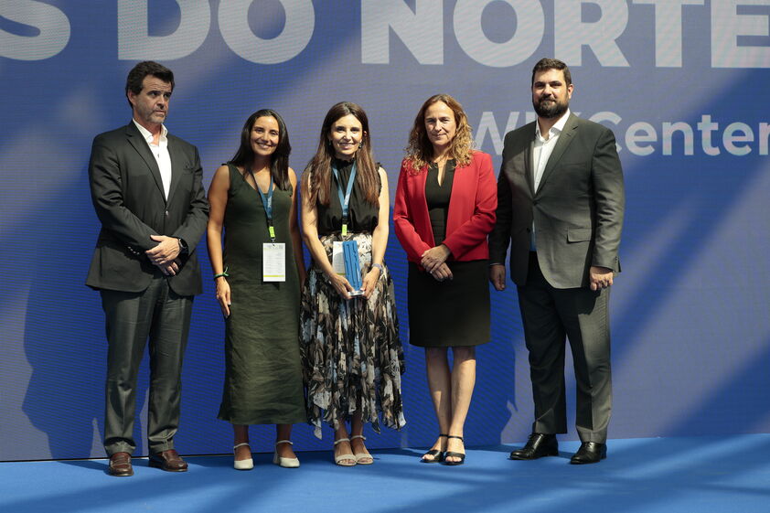 Maria João Brochado Correia, Administradora das Águas do Norte, recebe o prémio entregue por Eduardo Ramos, Teresa Silva e Sousa, Ana Dias, e Paulo Reis.