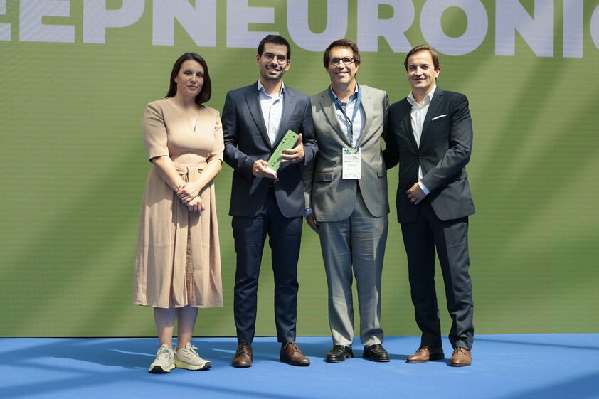 Vasco Lopes, CEO da Deepneuronic, recebe o prémio entregue por Diana Ramos, Sérgio Silvestre, Pedro Coelho.