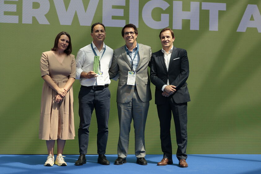 Yoni Engel, CEO da  Paperweight AI, recebe o prémio entregue por Diana Ramos, Sérgio Silvestre e Pedro Coelho.