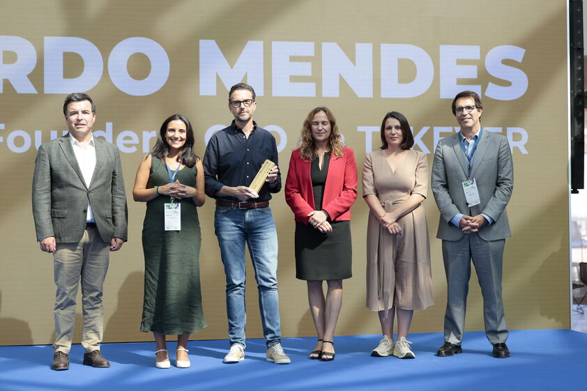 Ricardo Mendes, CEO da Tekever, recebe Prémio Personalidade entregue por Pedro Oliveira, Teresa Silva e Sousa, Ana Dias,  Diana Ramos, e Sérgio Silvestre.