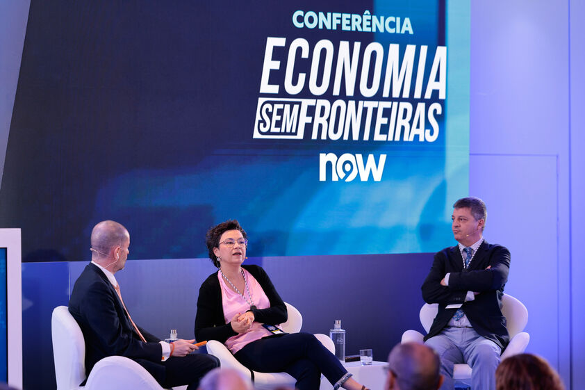 Custos de Contexto em debate na conferência Economia Sem Fronteiras: Portugal 2050. Susana Peralta e Nuno Garoupa analisaram os bloqueios estruturais ao desenvolvimento económico do país, numa mesa-redonda moderada por Miguel Frasquilho.
