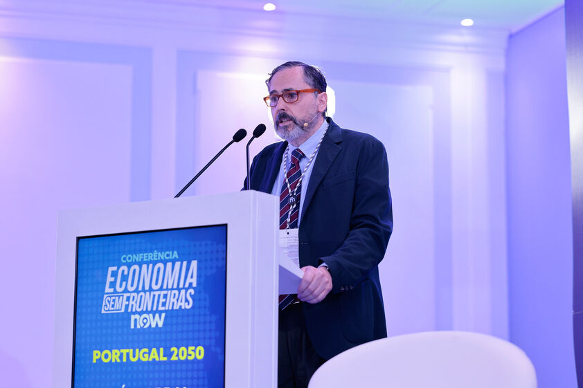 Luís Cabral referiu que nos últimos 20 anos, a Europa foi-se tornando um monstro burocrático.