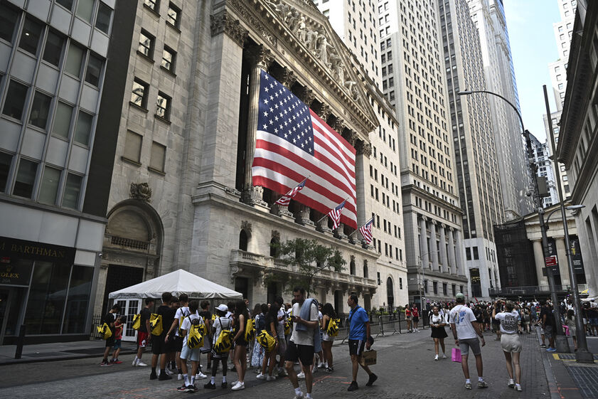 Wall Street reage a tarifas sobre a UE e México, em véspera de resultados