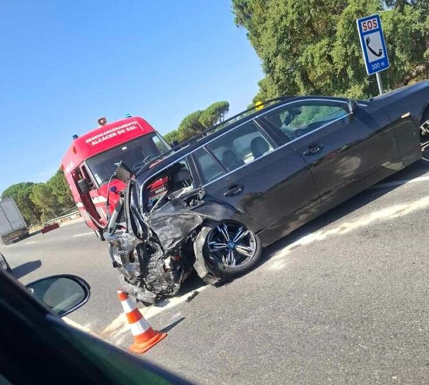 Acidente de viação em Alcácer do Sal com danos materiais