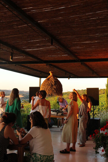 DJ anima sunset no Algarve com música e convívio.
