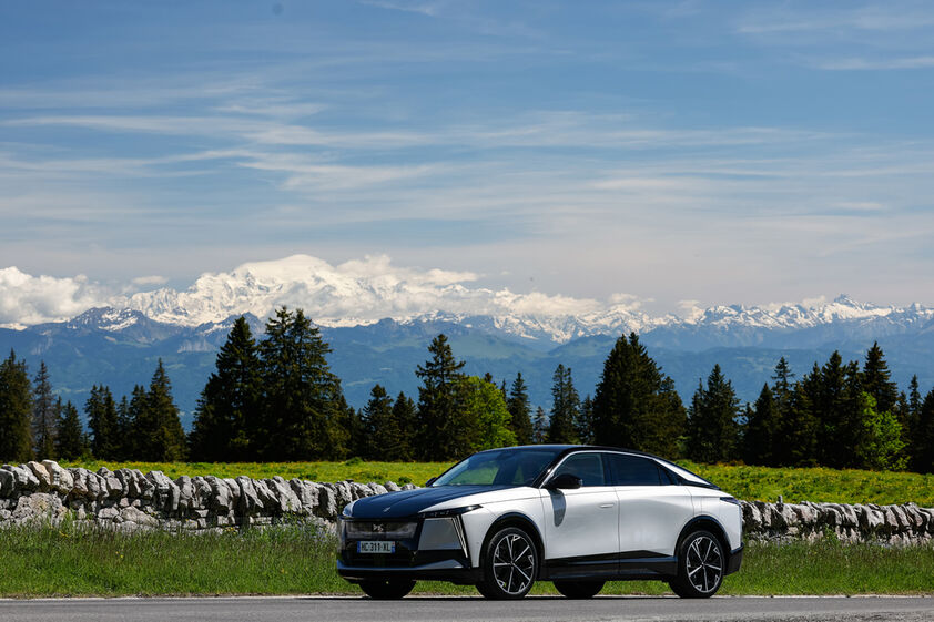 DS N°8, um carro elétrico, conforto sem limites e design distinto
