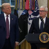 CEO da Apple oferece placa com base de ouro a Trump em evento na Casa Branca