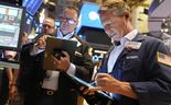 Wall Street segura ganhos após subida nas vendas no retalho. Nasdaq estende recordes