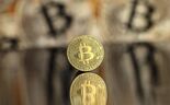 A estratégia de acumular bitcoin para aumentar o valor das ações começa a dar sinais de arrefecimento.