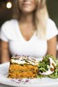 Mulheres focadas em prova competitiva com comida saudável