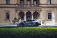 Lamborghini Temerario em frente a um edifício clássico