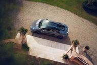 Lamborghini Temerario estacionado perto de escadas e relvado